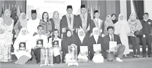  ??  ?? ABDUL Rahman bersama para penerima anugerah selepas Majlis Graduasi dan Anugerah Kecemerlan­gan 2017.