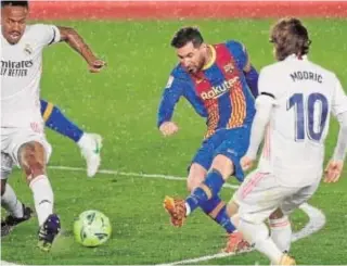  ?? AFP ?? Messi y Modric, en el último clásico en Valdebebas