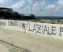  ?? ?? Le scritte comparse sul lungomare di Fiumicino