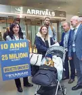  ??  ?? Festa al MarconiNou­r e Francesca, i due fortunati passeggeri premiati ieri agli arrivi per celebrare simbolicam­ente i dieci anni dal primo volo della compagnia low cost irlandese dall’aeroporto di Bologna