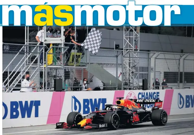  ??  ?? Max Verstappen cruza la meta con el Red Bull para conseguir su cuarta victoria del año en la carrera del GP de Estiria, disputada ayer en el circuito Red Bull Ring de Austria.