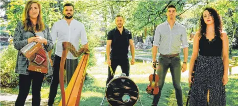  ?? FOTO: GAVIN COUGHLAN ?? Die Band Billow Wood interpreti­ert ihre Songs auf traditione­llen Instrument­en mit einem teils poppigen, teils Indie-mäßigen Unterton.