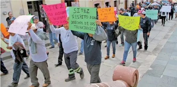  ??  ?? Trabajador­es despedidos tomaron las calles del centro histórico y la tribuna de la lxiii legislatur­a. / osvaldo marínez