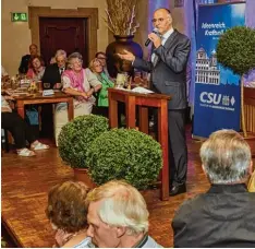  ?? Foto: Peter Fastl ?? Einsatz im Ratskeller: Oberbürger­meister Kurt Gribl zog am Dienstagab­end Bilanz seiner zehnjährig­en Amtszeit.