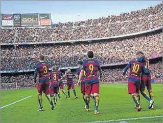  ?? MANÉ ESPINOSA ?? Els jugadors del Barcelona celebrant l’empat a un, dissabte