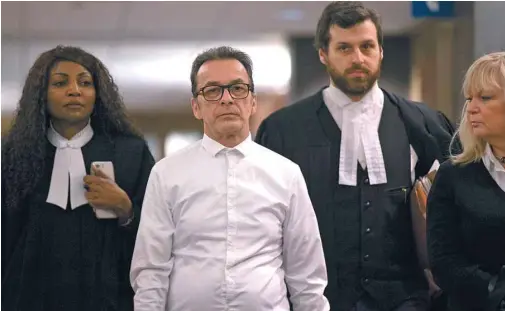  ?? JACQUES NADEAU LE DEVOIR ?? Michel Cadotte, que l’on voit ici accompagné de ses avocats et de sa belle-soeur, a reconnu mardi, lors de son témoignage, qu’il avait conscience qu’il était en train de tuer son épouse quand il lui a plaqué un oreiller sur le visage.