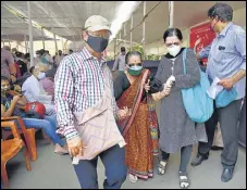  ?? SATISH BATE/HT ?? Citizens from the 45+ age group on their way to getting vaccinated in Goregaon on Wednesday.