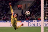  ??  ?? Handanovic in volo, ma la conclusion­e è fuori misura: undicesima partita stagionale per il portiere nerazzurro senza prendere gol.