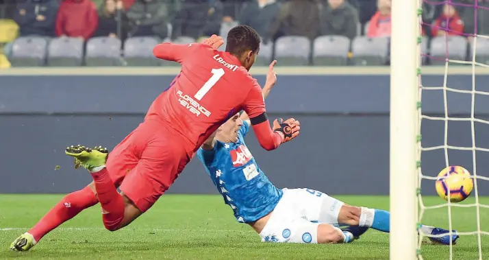  ??  ?? Alban Lafont, 20 anni, è il portiere francese della Fiorentina Arrivato la scorsa estate al costo di 7 milioni di euro Ha disputato 21 partite di campionato e subito 23 reti Contro il Napoli è stato il migliore in campo sbarrando la porta ai partenopei