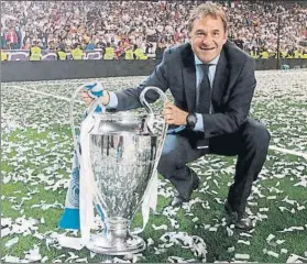  ?? FOTO: MD ?? Luis Llopis posa con la Copa sobre el verde del Santiago Bernabéu