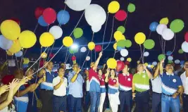  ??  ?? La Union townsfolk gathered for the releasing of balloons during Sillag’s Hope Lantern ceremony