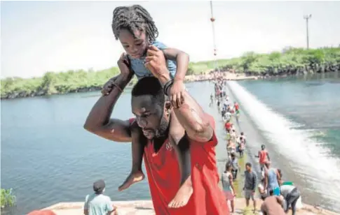  ?? // EFE ?? Un grupo de haitianos esperan en México, junto al Río Grande, la oportunida­d de pasar a Estados Unidos