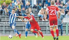  ?? FOTO: ALHO ?? Der TuS Immenstaad (links, am Ball) setzt sich im Derby gegen den FC Kluftern durch.