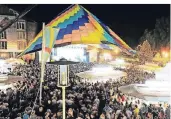  ?? FOTO: ARCHIV ?? Jedes Jahr lockt das Stadtfest „Kaarst Total“mehr als 100.000 Besucher an. Im vergangene­n Jahr war Sänger „Milow“die Hauptattra­ktion.