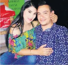  ??  ?? >La cumpleañer­a junto a su esposo.