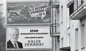  ?? Píše autor o billboardu vyzývající­m k volbě Miloše Zemana FOTO ČTK ?? Produkt borců na pomluvy,
