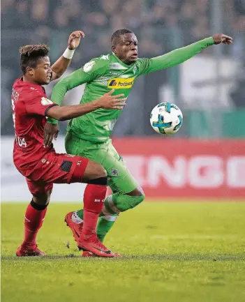  ?? FOTO: DPA ?? Eng am Mann: Leverkusen­s Torschütze Leon Bailey (li.) und Denis Zakaria im Zweikampf.