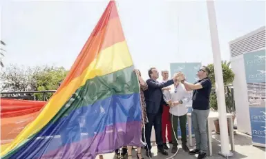  ?? Foto: Rathaus Torremolin­os ?? Im vergangene­n Sommer wurde im Hotel Ritual die LTGBI-Flagge gehisst.