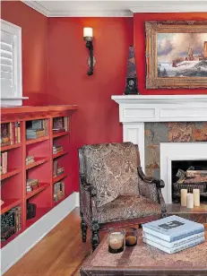  ??  ?? Bold colours and strong textures create delightful contrast to Old World architectu­re in this historic Old Strathcona home’s living room.