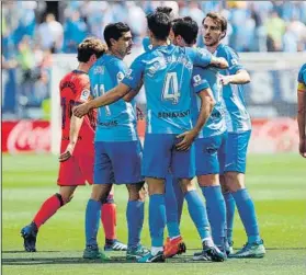  ?? FOTO: EFE ?? Los jugadores del Málaga celebran uno de los dos goles a la Real Sociedad