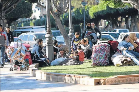  ?? F.G. GUERRERO / EFE ?? Un grupo de refugiados sirios se congregó ayer en la plaza de España de Melilla con el fin de acampar en protesta por su situación