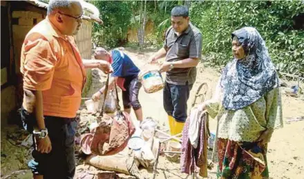  ??  ?? Shamsul Izrin dan Penyelaras Parlimen Baling, Mohd Taufik Yaacob melawat Khalidah di Kampung Batu Lapan, Mukim Siong, Baling, semalam.