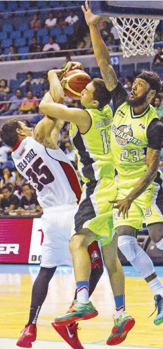  ?? JOVEN CAGANDE ?? Tony dela Cruz of Alaska and Rico Maierhofer of Globalport are locked in a battle for ball possession as Jay Washington (right) provides additional support in their game last night at the Smart Araneta Coliseum.