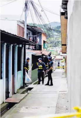  ?? ALEJANDRO GAMBOA ?? La policía se hizo presente en el barrio La Verbena, en Alajuelita, para investigar la muerte por arma blanca de un hombre.