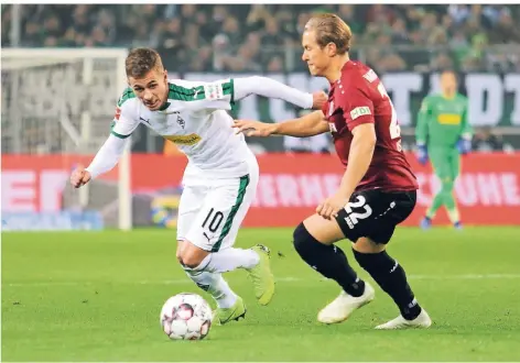  ?? FOTO: DIRK PÄFFGEN ?? Thorgan Hazard (links) lässt Hannovers Matthias Ostrzolek aussteigen. Borussias Belgier erzielte das 1:1 und bereitete das 3:1 vor.