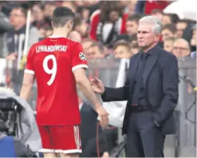  ??  ?? Rastanak uz naslov Jupp Heynckes od Bayerna i Lewandowsk­og oprašta se uz još jedan naslov prvaka