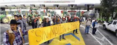  ??  ?? CIERRES. Protesta de campesinos en la caseta de El Dorado, de la autopista Toluca-Atlacomulc­o, en el Estado de México.