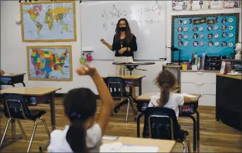  ?? RANDY VAZQUEZ/ BAY AREA NEWS GROUP) ?? Second and third grade teacher Kylie Shannon answers questions from students in Sunnyvale.