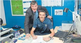  ?? Picture: Perthshire Picture Agency. ?? St Johnstone manager Tommy Wright with Ross Sinclair as he signs a new contract.