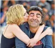  ?? FOTO: ALBERTO PIZZOLI/AFP ?? Küsschen für den Regisseur: Diane Kruger herzt Fatih Akin, der in Cannes die Goldene Palme holen könnte.
