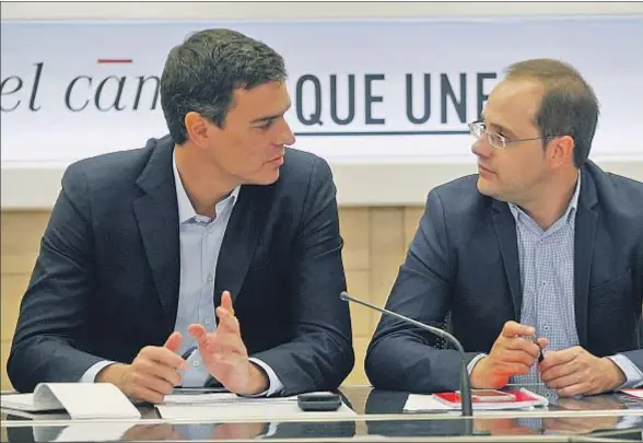  ?? EMILIA GUTIÉRREZ ?? Pedro Sánchez –junto a César Luena– se reunió ayer en Ferraz con su ejecutiva para hacer “una lectura más pausada” del resultado electoral