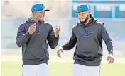  ?? AL DIAZ adiaz@miamiheral­d.com ?? New Marlins utility man Nick Gordon, left, chats with outfielder Bryan De La Cruz at spring camp in Jupiter.