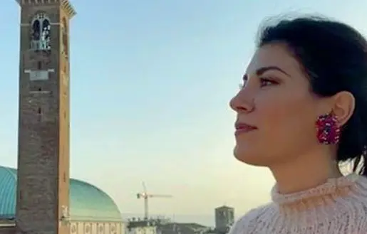  ??  ?? Sui tetti di Vicenza Un frame del video in cui la soprano Claudia Pavone canta l’Ave Maria di Schubert con sullo sfondo la Basilica Palladiana