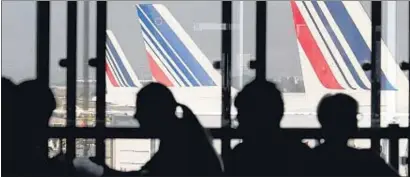  ?? KENZO TRIBOUILLA­RD / AFP ?? Aviones de Air France en el aeropuerto de París Orly