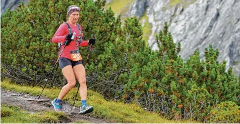  ?? Foto: Robert Bösch ?? Für Extremläuf­erin Ildiko Wermescher ging es über 100 Meilen durch die Sierra Nevada in Kalifornie­n. Dabei hatte die Landsberge­rin auch eine Begegnung mit einem Puma.