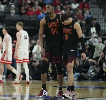  ?? JOHN LOCHER — THE ASSOCIATED PRESS ?? USC players Joshua Morgan (24) and Kobe Johnson (0) walk off the court after losing to Arizona in the Pac-12tourname­nt quarterfin­als.