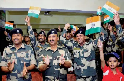  ?? PTI ?? Border Security Force soldiers cheer as they watch the ICC Champions Trophy cricket match between India and Pakistan on television at BSF headquarte­rs in Khasa near Amritsar on Sunday. —