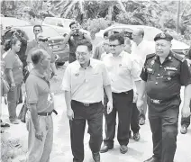  ??  ?? NAMA BERITA?: Chong datai ngulu program randau di Rh Romeo Serit, Munggu Demam Undop di Sri aman bedau lama tu tadi. Leon dipeda nampung Chong.