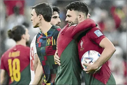  ?? FOTO: EFE ?? Histórico ‘hat trick’ de Gonçalo Ramos A sus 21 años, se llevó el balón tras el primer triplete de Portugal en una eliminator­ia de Mundial