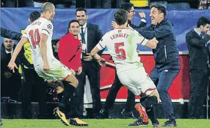  ?? MIGUEL MORENATTI / AP ?? Berizzo celebra junto a Pizarro y Lenglet el gol del empate frente al Liverpool