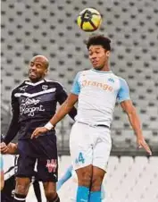  ??  ?? Aksi Kamara (kanan) ketika Marseille bertemu Bordeaux, kelmarin.