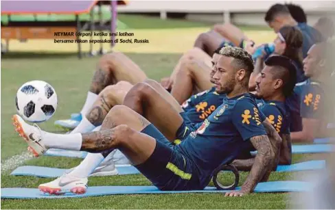  ??  ?? NEYMAR (depan) ketika sesi latihan bersama rakan sepasukan di Sochi, Russia.