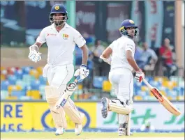 ??  ?? Sri Lanka’s Dimuth Karunaratn­e (L) and teammate Kusal Mendis run between the wickets during third day’s play of the second Test match