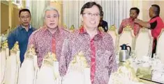  ??  ?? ABANG Johari (kanan) mempengeru­sikan Mesyuarat Majlis Tertinggi PBB.