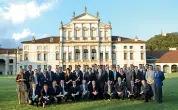  ??  ?? A scuola di business Diplomati al Master del Cuoa davanti alla sede dei corsi, villa Valmarana di Altavilla Vicentina