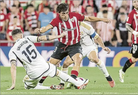  ?? Oficial como león FOTO: EFE ?? Bravo Unai Gómez trata de superar la entrada de Valverde durante el partido de su debut